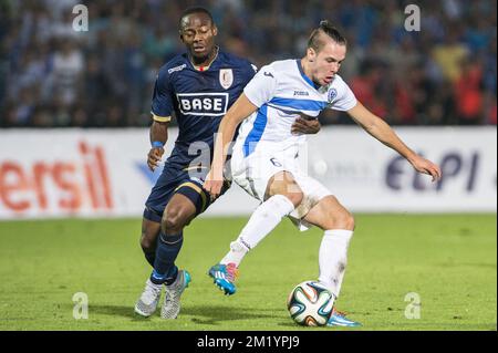 20150806 - LIEGE, BELGIO: Eyong Enoh di Standard e Kerim Memija di Zeljeznicar combattono per la palla durante una partita di ritorno del terzo round preliminare del concorso UEFA Europa League tra la squadra di calcio bosniaca FK Zeljeznicar e la squadra di calcio belga Standard de Liege nello stadio Asim Ferhatovic Hase di Sarajevo, Bosnia ed Erzegovina, giovedì 06 agosto 2015. Standard vinto prima tappa 2-1. FOTO DI BELGA LAURIE DIEFFEMBACQ Foto Stock