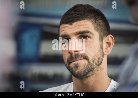 20150820 - GENT, BELGIO: Stefan Mitrovic, il nuovo giocatore di Gent, nella foto, durante una conferenza stampa della prima squadra di calcio belga KAA Gent, presenterà un nuovo giocatore, giovedì 20 agosto 2015, a Gent. FOTO DI BELGA JASPER JACOBS Foto Stock