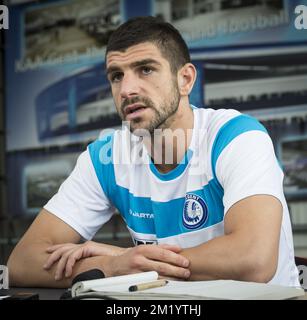 20150820 - GENT, BELGIO: Stefan Mitrovic, il nuovo giocatore di Gent, nella foto, durante una conferenza stampa della prima squadra di calcio belga KAA Gent, presenterà un nuovo giocatore, giovedì 20 agosto 2015, a Gent. FOTO DI BELGA JASPER JACOBS Foto Stock