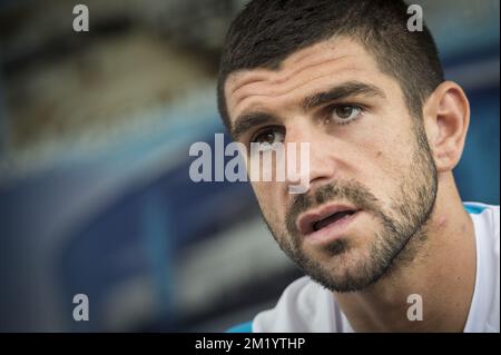 20150820 - GENT, BELGIO: Stefan Mitrovic, il nuovo giocatore di Gent, nella foto, durante una conferenza stampa della prima squadra di calcio belga KAA Gent, presenterà un nuovo giocatore, giovedì 20 agosto 2015, a Gent. FOTO DI BELGA JASPER JACOBS Foto Stock