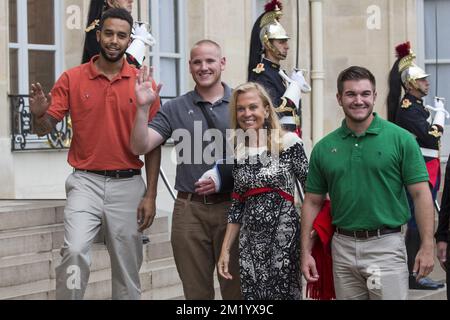 Anthony Sadler, Spencer Stone, ambasciatore degli Stati Uniti in Francia Jane Hartley e Alek Skarlatos arrivano per un ricevimento all'Elysee, la residenza del presidente francese a Parigi, per gli uomini che hanno sovralimentato un cannoniere in un treno Thalys venerdì, lunedì 24 agosto 2015. Foto Stock