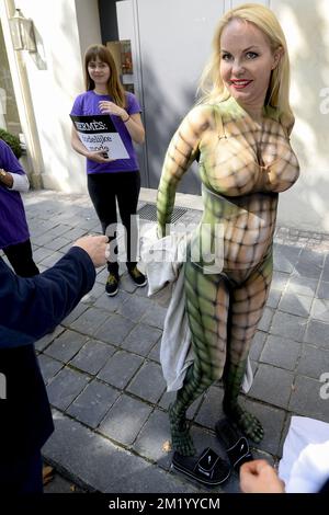 Lesley-Ann Poppe ha illustrato durante un evento di Gaia, organizzazione per il benessere degli animali e attivisti per i diritti degli animali di Peta, contro gli animali che soffrono di fronte al negozio di lusso Hermes a Bruxelles, mercoledì 09 settembre 2015. Foto Stock