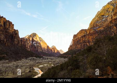 Una vista della Valle del Parco Nazionale di Zion con il tramonto sulle rocce rosse Foto Stock