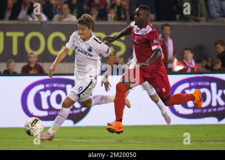 20150911 - MOUSCRON, BELGIO: Jelle Vossen del Club e Teddy Mezague di Mouscron combattono per la palla durante la partita della Jupiler Pro League tra Mouscron-Peruwelz e il Club Brugge, a Mouscron, venerdì 11 settembre 2015, il giorno 07 del campionato di calcio belga. BELGA FOTO KURT DESPLENTER Foto Stock