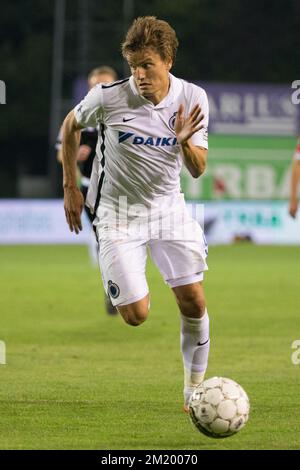 20150911 - MOUSCRON, BELGIO: Jelle Vossen del Club combatte per la palla durante la partita della Jupiler Pro League tra Mouscron-Peruwelz e il Club Brugge, a Mouscron, venerdì 11 settembre 2015, il giorno 07 del campionato di calcio belga. BELGA FOTO KURT DESPLENTER Foto Stock