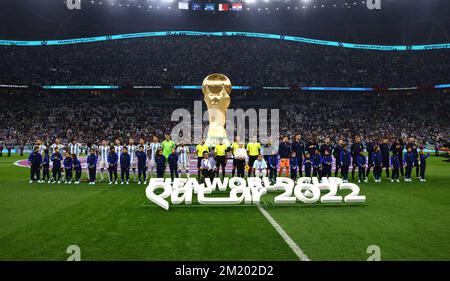 Doha, Qatar, 13th dicembre 2022. Le squadre si allineano per gli inni nazionali durante la partita della Coppa del mondo FIFA 2022 al Lusail Stadium, Doha. Il credito di foto dovrebbe essere: David Klein / Sportimage Foto Stock