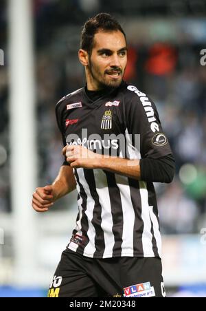 20151003 - CHARLEROI, BELGIO: Stergos Marinos di Charleroi nella foto durante la partita della Jupiler Pro League tra Sporting Charleroi e Zulte Waregem, a Charleroi, sabato 03 ottobre 2015, il decimo giorno del campionato di calcio belga. BELGA PHOTO VIRGINIE LEFOUR Foto Stock