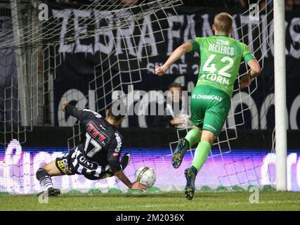 20151003 - CHARLEROI, BELGIO: Stergos Marinos di Charleroi nella foto durante la partita della Jupiler Pro League tra Sporting Charleroi e Zulte Waregem, a Charleroi, sabato 03 ottobre 2015, il decimo giorno del campionato di calcio belga. BELGA PHOTO VIRGINIE LEFOUR Foto Stock