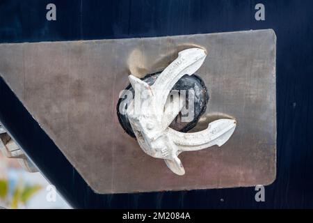 ancorante rialzato bianco, scafo in acciaio blu Foto Stock