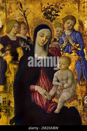 La Madonna in trono col Bambino e quatro Angeli - la Madonna col Bambino intronizzata con quattro Angeli di Matteo di Giovanni 1433-1495 Arte cristiana, Italia. Foto Stock