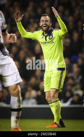20151105 - LONDRA, REGNO UNITO: Steven Defour di Anderlecht sembra sconsolato durante una partita di calcio tra la squadra inglese Tottenham Hotspur F.C. e la squadra belga RSC Anderlecht, giovedì 05 novembre 2015 a Londra, Regno Unito, la quarta partita nella fase di gruppo della UEFA Europa League nel gruppo J. BELGA PHOTO VIRGINIE LEFOUR Foto Stock