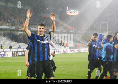 20151105 - BRUGGE, BELGIO: Thomas Meunier e i giocatori del Club festeggiano dopo aver vinto una partita di calcio tra la squadra belga di prima divisione Club Brugge KV e il club polacco Legia Warsaw, a Brugge, giovedì 05 novembre 2015, nella fase di gruppo del concorso UEFA Europa League del gruppo D. BELGA FOTO BRUNO FAHY Foto Stock