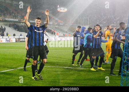 20151105 - BRUGGE, BELGIO: Thomas Meunier e i giocatori del Club festeggiano dopo aver vinto una partita di calcio tra la squadra belga di prima divisione Club Brugge KV e il club polacco Legia Warsaw, a Brugge, giovedì 05 novembre 2015, nella fase di gruppo del concorso UEFA Europa League del gruppo D. BELGA FOTO BRUNO FAHY Foto Stock