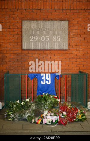 20151112 - BRUXELLES, BELGIO: L'illustrazione mostra un tributo per commemorare il disastro dello stadio Heysel 30 anni fa, a Bruxelles ex stadio Heysel, ora chiamato stadio King Baudouin (Stade Roi Baudouin - Koning Boudewijnsatdion), giovedì 12 novembre 2015. Il 29 maggio 1985, 39 persone a causa di scontri tra sostenitori e il crollo di una parte di uno stand, prima dell'inizio della finale di Coppa europea tra Liverpool e Juventus. La nazionale belga Red Devils sta giocando domani un amichevole gioco contro l'Italia in preparazione del Euro2016. FOTO DI BELGA BRUNO FAHY Foto Stock