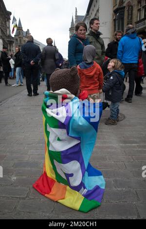 20151115 - GENT, BELGIO: L'illustrazione mostra una scia a Gent, domenica 15 novembre 2015, per commemorare gli attentati terroristici del venerdì a Parigi, Francia. Numerosi attentati terroristici a Parigi, in Francia, hanno causato almeno 129 morti e 350 feriti. La maggior parte delle persone sono state uccise durante un concerto nella sala concerti di Bataclan, gli altri obiettivi erano un ristorante e una partita di calcio. Gli attacchi sono stati rivendicati dallo Stato islamico. BELGA FOTO KURT DESPLENTER Foto Stock