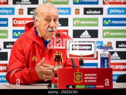 20151116 - BRUXELLES, BELGIO: L'allenatore capo spagnolo Vicente del Bosque nella foto durante una conferenza stampa della nazionale spagnola di calcio, lunedì 16 novembre 2015, a Bruxelles. Domani la Spagna giocherà ai Red Devils, la squadra nazionale belga di calcio, in preparazione dei Campionati europei Euro2016. BELGA FOTO Foto Stock