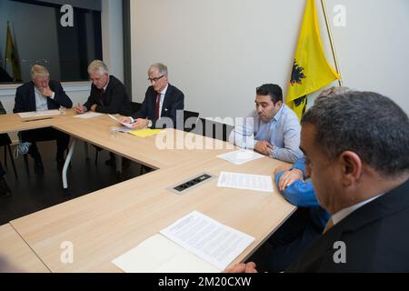 20151116 - GENT, BELGIO: Mons. Lucas Van Looy, Vescovo di Gand, Steven Fuite, Presidente del Consiglio sinodale della Chiesa Protestante unita in Belgio, il Ministro-Presidente fiammingo Geert Bourgeois e Imam hanno detto che Aberkan ha ritratto durante una dichiarazione congiunta del team fiammingo per il dialogo tra le diverse filosofie e religioni (Vlaamse Interlevensbeschouwelijke Dialoog) e la piattaforma degli Imams fiamminghi (piattaforma van Vlaamse imams) per quanto riguarda gli attacchi terroristici di venerdì a Parigi, lunedì 16 novembre 2015 a Gent. Numerosi attentati terroristici a Parigi, in Francia, hanno causato almeno 129 morti e 350 feriti. Foto Stock