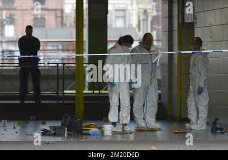 L'illustrazione mostra la scena del crimine con l'analisi di un pezzo di prova come un omicidio è stato commesso all'inizio di questa mattina alla stazione centrale degli autobus di Namur, Mercoledì 18 novembre 2015. FOTO DI BELGA JOHN THYS Foto Stock