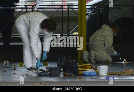 L'illustrazione mostra la scena del crimine con l'analisi di un pezzo di prova come un omicidio è stato commesso all'inizio di questa mattina alla stazione centrale degli autobus di Namur, Mercoledì 18 novembre 2015. FOTO DI BELGA JOHN THYS Foto Stock