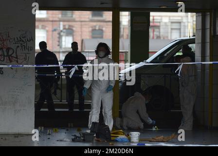 L'illustrazione mostra la scena del crimine con l'analisi di un pezzo di prova come un omicidio è stato commesso all'inizio di questa mattina alla stazione centrale degli autobus di Namur, Mercoledì 18 novembre 2015. FOTO DI BELGA JOHN THYS Foto Stock