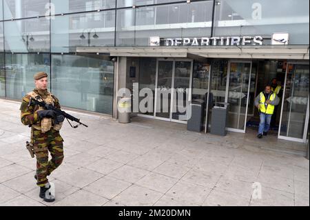 20151124 - LIEGE, BELGIO: L'illustrazione mostra i soldati all'aeroporto di Liegi, martedì 24 novembre 2015, a Liegi. Il livello di minaccia terroristica viene mantenuto al livello quattro, il massimo nella regione di Bruxelles, ed è mantenuto al livello tre per il resto del paese. Il livello di minaccia di livello 4 per Bruxelles sarà mantenuto fino a lunedì prossimo. Tutte le scuole di Bruxelles e la metropolitana rimangono chiuse. FOTO DI BELGA ERIC LALMAND Foto Stock