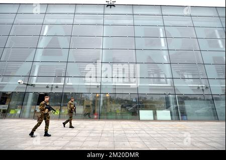 20151124 - LIEGE, BELGIO: L'illustrazione mostra i soldati all'aeroporto di Liegi, martedì 24 novembre 2015, a Liegi. Il livello di minaccia terroristica viene mantenuto al livello quattro, il massimo nella regione di Bruxelles, ed è mantenuto al livello tre per il resto del paese. Il livello di minaccia di livello 4 per Bruxelles sarà mantenuto fino a lunedì prossimo. Tutte le scuole di Bruxelles e la metropolitana rimangono chiuse. FOTO DI BELGA ERIC LALMAND Foto Stock