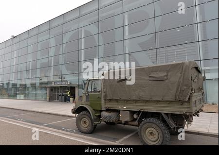 20151124 - LIEGE, BELGIO: L'illustrazione mostra i soldati all'aeroporto di Liegi, martedì 24 novembre 2015, a Liegi. Il livello di minaccia terroristica viene mantenuto al livello quattro, il massimo nella regione di Bruxelles, ed è mantenuto al livello tre per il resto del paese. Il livello di minaccia di livello 4 per Bruxelles sarà mantenuto fino a lunedì prossimo. Tutte le scuole di Bruxelles e la metropolitana rimangono chiuse. FOTO DI BELGA ERIC LALMAND Foto Stock