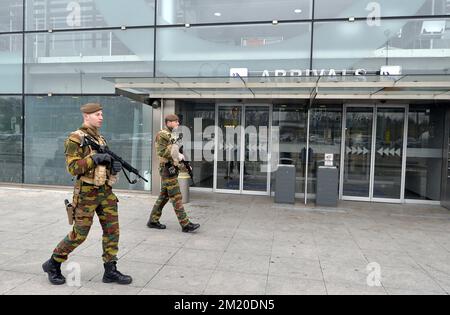 20151124 - LIEGE, BELGIO: L'illustrazione mostra i soldati all'aeroporto di Liegi, martedì 24 novembre 2015, a Liegi. Il livello di minaccia terroristica viene mantenuto al livello quattro, il massimo nella regione di Bruxelles, ed è mantenuto al livello tre per il resto del paese. Il livello di minaccia di livello 4 per Bruxelles sarà mantenuto fino a lunedì prossimo. Tutte le scuole di Bruxelles e la metropolitana rimangono chiuse. FOTO DI BELGA ERIC LALMAND Foto Stock