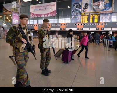 20151124 - LIEGE, BELGIO: L'illustrazione mostra i soldati all'aeroporto di Liegi, martedì 24 novembre 2015, a Liegi. Il livello di minaccia terroristica viene mantenuto al livello quattro, il massimo nella regione di Bruxelles, ed è mantenuto al livello tre per il resto del paese. Il livello di minaccia di livello 4 per Bruxelles sarà mantenuto fino a lunedì prossimo. Tutte le scuole di Bruxelles e la metropolitana rimangono chiuse. FOTO DI BELGA ERIC LALMAND Foto Stock