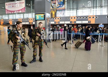 20151124 - LIEGE, BELGIO: L'illustrazione mostra i soldati all'aeroporto di Liegi, martedì 24 novembre 2015, a Liegi. Il livello di minaccia terroristica viene mantenuto al livello quattro, il massimo nella regione di Bruxelles, ed è mantenuto al livello tre per il resto del paese. Il livello di minaccia di livello 4 per Bruxelles sarà mantenuto fino a lunedì prossimo. Tutte le scuole di Bruxelles e la metropolitana rimangono chiuse. FOTO DI BELGA ERIC LALMAND Foto Stock