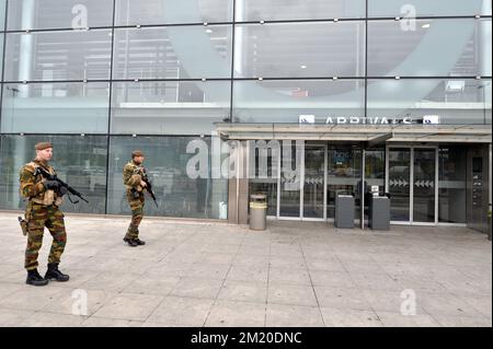 20151124 - LIEGE, BELGIO: L'illustrazione mostra i soldati all'aeroporto di Liegi, martedì 24 novembre 2015, a Liegi. Il livello di minaccia terroristica viene mantenuto al livello quattro, il massimo nella regione di Bruxelles, ed è mantenuto al livello tre per il resto del paese. Il livello di minaccia di livello 4 per Bruxelles sarà mantenuto fino a lunedì prossimo. Tutte le scuole di Bruxelles e la metropolitana rimangono chiuse. FOTO DI BELGA ERIC LALMAND Foto Stock