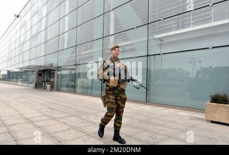 20151124 - LIEGE, BELGIO: L'illustrazione mostra i soldati all'aeroporto di Liegi, martedì 24 novembre 2015, a Liegi. Il livello di minaccia terroristica viene mantenuto al livello quattro, il massimo nella regione di Bruxelles, ed è mantenuto al livello tre per il resto del paese. Il livello di minaccia di livello 4 per Bruxelles sarà mantenuto fino a lunedì prossimo. Tutte le scuole di Bruxelles e la metropolitana rimangono chiuse. FOTO DI BELGA ERIC LALMAND Foto Stock