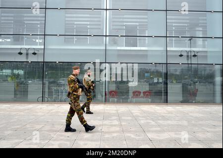 20151124 - LIEGE, BELGIO: L'illustrazione mostra i soldati all'aeroporto di Liegi, martedì 24 novembre 2015, a Liegi. Il livello di minaccia terroristica viene mantenuto al livello quattro, il massimo nella regione di Bruxelles, ed è mantenuto al livello tre per il resto del paese. Il livello di minaccia di livello 4 per Bruxelles sarà mantenuto fino a lunedì prossimo. Tutte le scuole di Bruxelles e la metropolitana rimangono chiuse. FOTO DI BELGA ERIC LALMAND Foto Stock