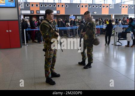 20151124 - LIEGE, BELGIO: L'illustrazione mostra i soldati all'aeroporto di Liegi, martedì 24 novembre 2015, a Liegi. Il livello di minaccia terroristica viene mantenuto al livello quattro, il massimo nella regione di Bruxelles, ed è mantenuto al livello tre per il resto del paese. Il livello di minaccia di livello 4 per Bruxelles sarà mantenuto fino a lunedì prossimo. Tutte le scuole di Bruxelles e la metropolitana rimangono chiuse. FOTO DI BELGA ERIC LALMAND Foto Stock