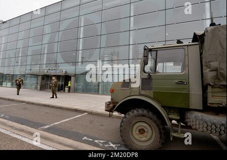 20151124 - LIEGE, BELGIO: L'illustrazione mostra i soldati all'aeroporto di Liegi, martedì 24 novembre 2015, a Liegi. Il livello di minaccia terroristica viene mantenuto al livello quattro, il massimo nella regione di Bruxelles, ed è mantenuto al livello tre per il resto del paese. Il livello di minaccia di livello 4 per Bruxelles sarà mantenuto fino a lunedì prossimo. Tutte le scuole di Bruxelles e la metropolitana rimangono chiuse. FOTO DI BELGA ERIC LALMAND Foto Stock