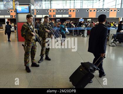 20151124 - LIEGE, BELGIO: L'illustrazione mostra i soldati all'aeroporto di Liegi, martedì 24 novembre 2015, a Liegi. Il livello di minaccia terroristica viene mantenuto al livello quattro, il massimo nella regione di Bruxelles, ed è mantenuto al livello tre per il resto del paese. Il livello di minaccia di livello 4 per Bruxelles sarà mantenuto fino a lunedì prossimo. Tutte le scuole di Bruxelles e la metropolitana rimangono chiuse. FOTO DI BELGA ERIC LALMAND Foto Stock