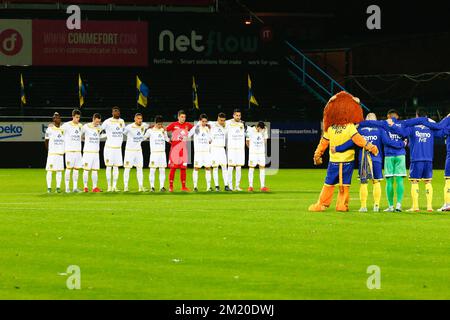 20151121 - BEVEREN-WAAS, BELGIO: I giocatori della STVV hanno mostrato davanti alla partita della Jupiler Pro League tra Waasland-Beveren e Sint-Truiden, a Beveren, sabato 21 novembre 2015, il 16th° giorno del campionato di calcio belga. BELGA FOTO KURT DESPLENTER Foto Stock