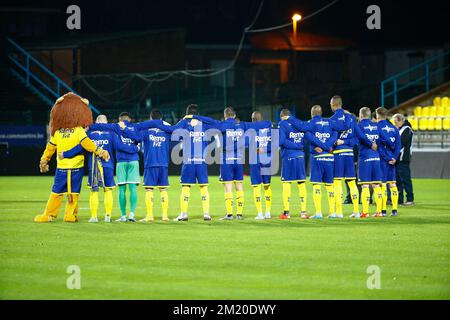 20151121 - BEVEREN-WAAS, BELGIO: I giocatori di Waasland-Beveren hanno mostrato davanti alla partita della Jupiler Pro League tra Waasland-Beveren e Sint-Truiden, a Beveren, sabato 21 novembre 2015, il 16th° giorno del campionato di calcio belga. BELGA FOTO KURT DESPLENTER Foto Stock