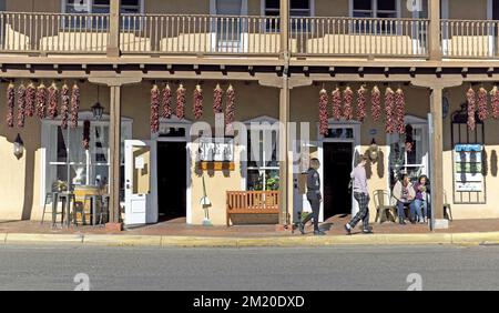 Visitatori del quartiere storico nella vecchia Santa Fe, New Mexico. Foto Stock