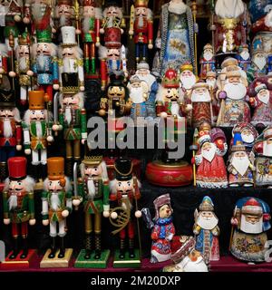 Budapest, Ungheria - 11th novembre 2022: Una varietà di bambole di legno in vendita in un mercato di natale a Budapest. Foto Stock