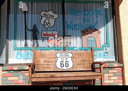 Benvenuto a Winslow e i disegni delle attrazioni, tra cui la Route 66, sono scritti sulle vetrine di un'azienda nel centro di Winslow, Arizona. Foto Stock