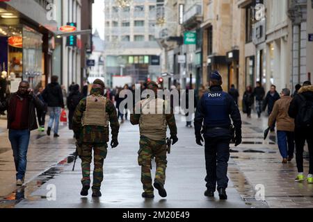 20151121 - BRUXELLES, BELGIO: L'illustrazione mostra gli ufficiali di polizia e militari che pattugliano nella Nieuwstraat/Rue Neuve , sabato 21 novembre 2015, a Bruxelles. Il livello di minaccia è stato aggiornato al livello quattro, il massimo, nella regione di Bruxelles, e rimane al livello tre per il resto del paese. Il centro commerciale, le principali vie dello shopping, le metropolitane e gli eventi pubblici sono chiusi e annullati per il fine settimana a causa della minaccia terroristica di livello quattro. FOTO DI BELGA NICOLAS MAETERLINCK Foto Stock