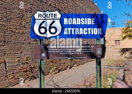 Segui l'indicazione stradale Route 66 a Winslow, Arizona, Stati Uniti d'America a Standin' on the Corner Park. Foto Stock