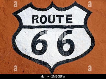 Dipinta la Route 66 su un cartello stradale a Holbrook, Arizona. Foto Stock