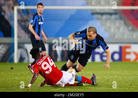 20151126 - BRUGGE, BELGIO: Christian Maggio di Napoli e Jelle Vossen del Club combattono per la palla durante una partita tra il Club Brugge, prima divisione belga, e il Club Napoli, a Brugge, giovedì 26 novembre 2015. E' il quinto gioco nella fase di gruppo del concorso UEFA Europa League, nel gruppo D. BELGA FOTO KURT DESPLENTER Foto Stock