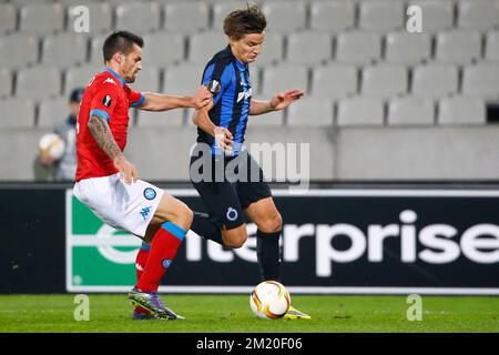 20151126 - BRUGGE, BELGIO: Christian Maggio di Napoli e Jelle Vossen del Club combattono per la palla durante una partita tra il Club Brugge, prima divisione belga, e il Club Napoli, a Brugge, giovedì 26 novembre 2015. E' il quinto gioco nella fase di gruppo del concorso UEFA Europa League, nel gruppo D. BELGA FOTO KURT DESPLENTER Foto Stock