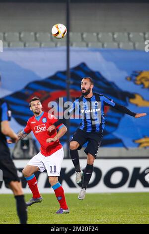 20151126 - BRUGGE, BELGIO: Christian Maggio di Napoli e Victor Vazquez Solsona del Club combattono per la palla durante una partita tra il Club di prima divisione belga Brugge e il Club di calcio italiano Napoli, a Brugge, giovedì 26 novembre 2015. E' il quinto gioco nella fase di gruppo del concorso UEFA Europa League, nel gruppo D. BELGA FOTO KURT DESPLENTER Foto Stock