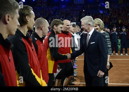 20151127 - GENT, BELGIO: Re Philippe - Filip del Belgio (R) incontra i giocatori alla prima partita tra il belga David Goffin e la Gran Bretagna Kyle Edmund nella finale di Davis Cup World Group tra il Belgio e la Gran Bretagna, venerdì 27 novembre 2015, alla Flanders Expo di Gent. BELGA FOTO PISCINA FREDERIC SIERAKOWSKI Foto Stock