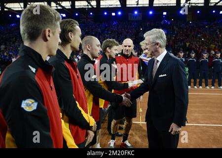 20151127 - GENT, BELGIO: Re Philippe - Filip del Belgio (R) incontra i giocatori alla prima partita tra il belga David Goffin e la Gran Bretagna Kyle Edmund nella finale di Davis Cup World Group tra il Belgio e la Gran Bretagna, venerdì 27 novembre 2015, alla Flanders Expo di Gent. BELGA FOTO PISCINA FREDERIC SIERAKOWSKI Foto Stock