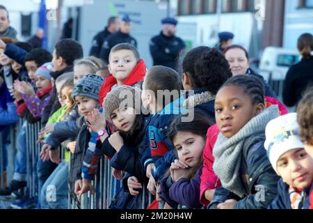 20151204 - BRUXELLES, BELGIO: L'illustrazione mostra l'arrivo di Saint-Nicholas (Saint-Nicolas in francese e Sinterklaas in olandese) al porto di Bruxelles, venerdì 04 dicembre 2015. Saint-Nicholas è una tradizione, per lo più celebrata nei Paesi Bassi e in Belgio, dove i bambini che si sono comportati bene durante l'anno ricevono regali e caramelle il sesto dicembre. FOTO DI BELGA NICOLAS MAETERLINCK Foto Stock